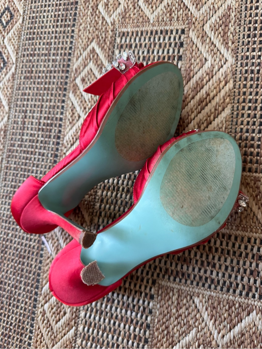 BETSEY JOHNSON Red Satin Peep Toe Heels w/ Crystal Bow Size 8.5 - Picture 5 of 6
